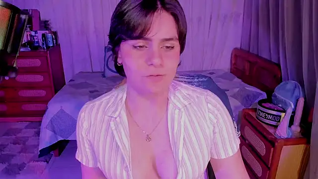Snapshot of isabelacooperr chatting on June 9, 6:03 am isabelacooperr online show from June 9, 6:03 am