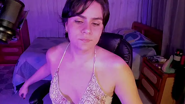 Snapshot of isabelacooperr chatting on June 14, 5:20 am isabelacooperr online show from June 14, 5:20 am