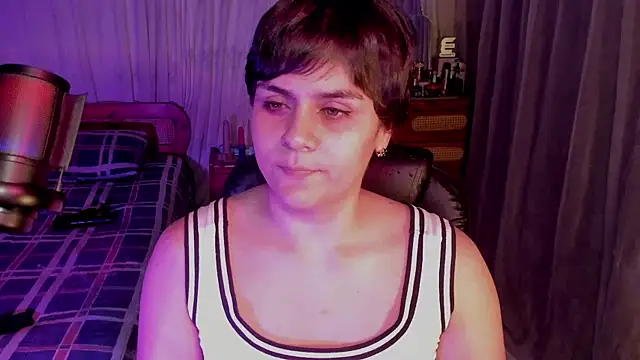 Snapshot of isabelacooperr chatting on August 2, 5:06 am isabelacooperr online show from August 2, 5:06 am