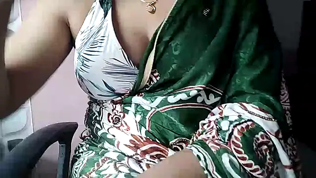 Snapshot of karishma chatting on February 28, 4:20 pm karishma online show from February 28, 4:20 pm