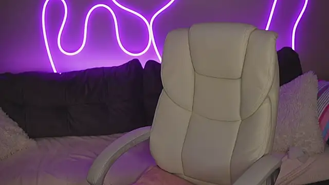 Snapshot of DonnaLustt chatting on November 29, 10:51 am DonnaLustt online show from November 29, 10:51 am