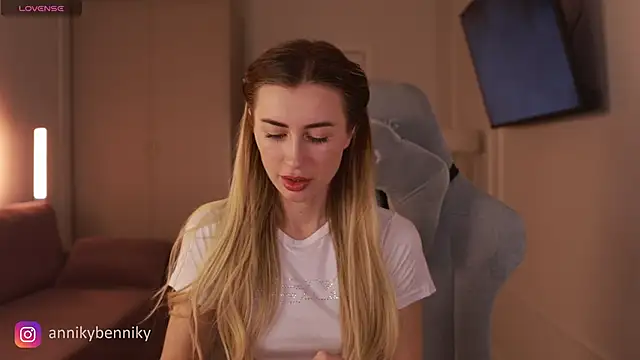 Coconutkittyy online show from March 7, 6:00 pm