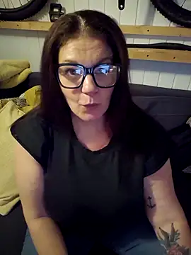 Snapshot of 420Curvybabe chatting on November 9, 5:44 pm 420Curvybabe online show from November 9, 5:44 pm