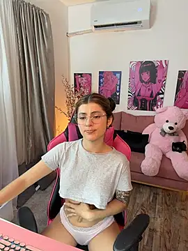 Snapshot of annieesweett chatting on June 25, 10:58 pm annieesweett online show from June 25, 10:58 pm