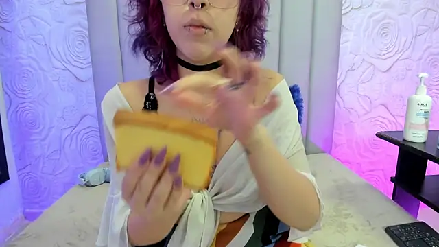 AlexaFoxy18 online show from April 23, 6:14 am