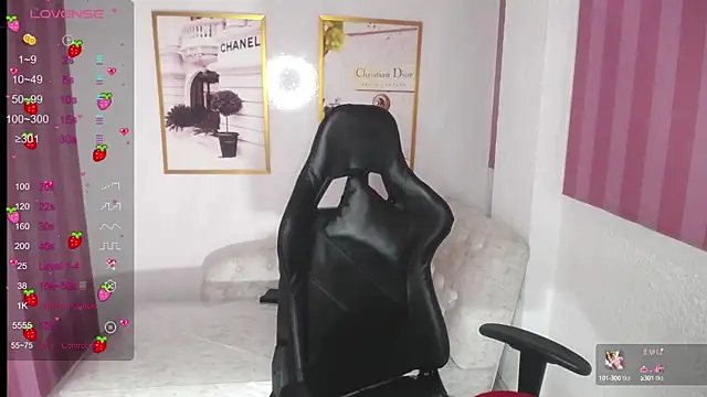 Snapshot of Laia_angel_b chatting on January 29, 3:22 am Laia angel b online show from January 29, 3:22 am