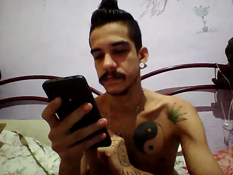 Snapshot of gatobranco001 chatting on March 23, 2:48 am gatobranco001 online show from March 23, 2:48 am