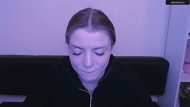 Snapshot of MissOliviaa_ chatting on December 30, 7:37 am MissOliviaa  online show from December 30, 7:37 am