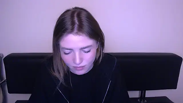 Snapshot of MissOliviaa_ chatting on February 19, 1:28 pm MissOliviaa  online show from February 19, 1:28 pm