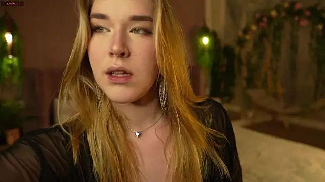 Snapshot of Smiley_Mia chatting on November 5, 5:07 am Smiley Mia online show from November 5, 5:07 am