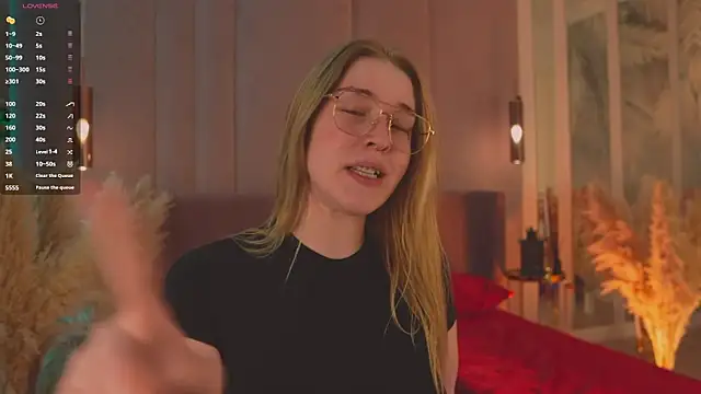 Smiley Mia online show from April 8, 5:07 am