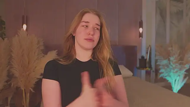 Smiley Mia online show from April 10, 5:12 am