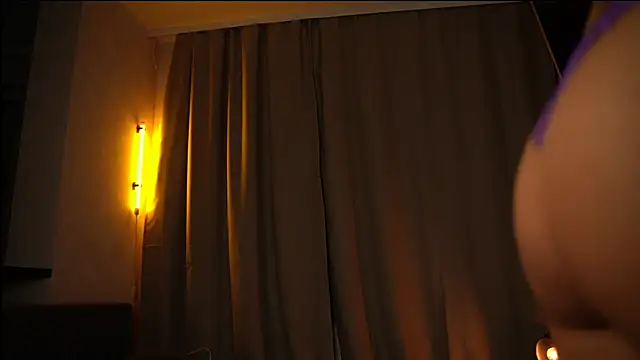 Snapshot of elisa_moon chatting on December 21, 8:10 pm elisa moon online show from December 21, 8:10 pm