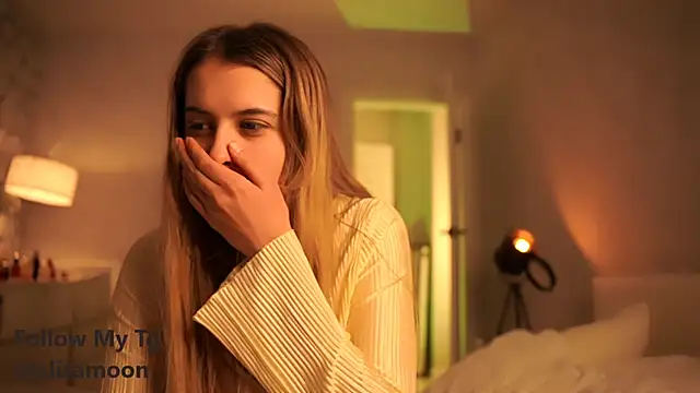 Snapshot of elisa_moon chatting on March 16, 6:01 pm elisa moon online show from March 16, 6:01 pm