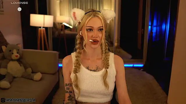 Snapshot of ManiFreyja chatting on August 1, 9:35 pm ManiFreyja online show from August 1, 9:35 pm