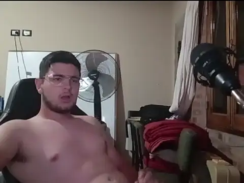 Snapshot of enzis3 chatting on February 16, 12:51 am enzis3 online show from February 16, 12:51 am