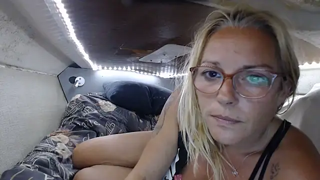 Snapshot of Doucelouve9 chatting on June 17, 12:24 am Doucelouve9 online show from June 17, 12:24 am