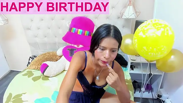 Snapshot of Little_Helen chatting on January 22, 1:32 pm Little Helen online show from January 22, 1:32 pm