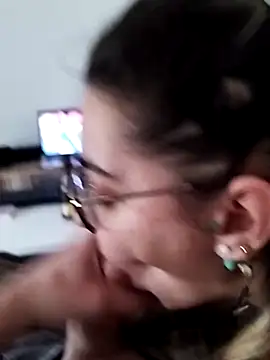 Snapshot of zil56 chatting on February 25, 5:33 pm zil56 online show from February 25, 5:33 pm