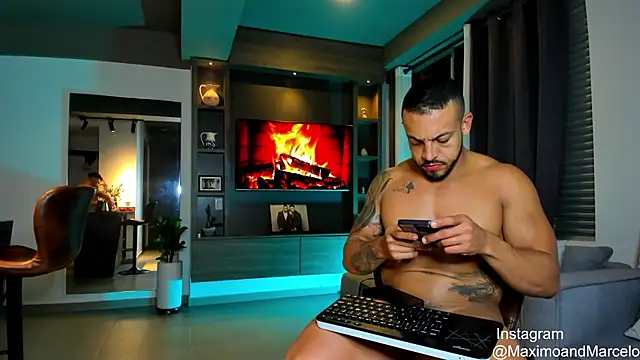 Snapshot of Maximo_Marcelo chatting on February 12, 2:56 am Maximo Marcelo online show from February 12, 2:56 am