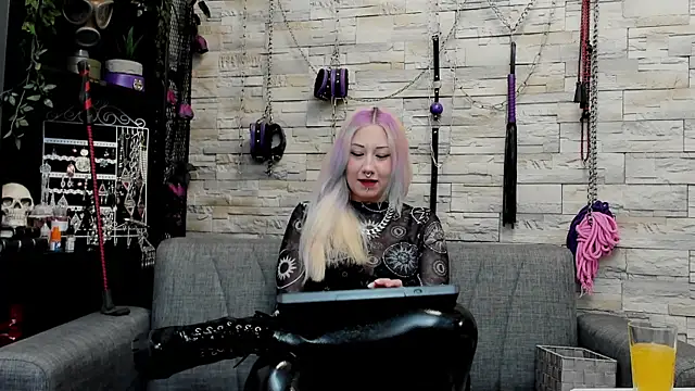 Snapshot of CruelMistress chatting on April 26, 11:57 pm CruelMistress online show from April 26, 11:57 pm