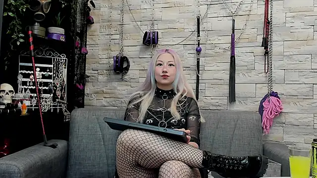 Snapshot of CruelMistress chatting on April 29, 12:05 am CruelMistress online show from April 29, 12:05 am