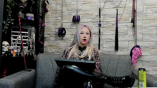 Snapshot of CruelMistress chatting on April 30, 12:28 am CruelMistress online show from April 30, 12:28 am
