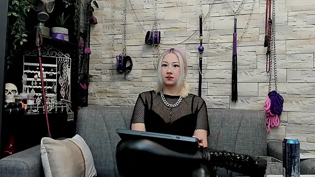 Snapshot of CruelMistress chatting on May 7, 12:49 am CruelMistress online show from May 7, 12:49 am