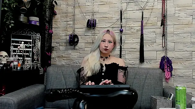 Snapshot of CruelMistress chatting on May 10, 12:49 am CruelMistress online show from May 10, 12:49 am