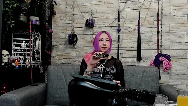 Snapshot of CruelMistress chatting on May 25, 1:33 am CruelMistress online show from May 25, 1:33 am