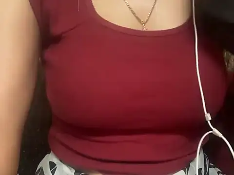 Snapshot of _FluffyHxney_ chatting on December 6, 6:04 am FluffyHxney online show from December 6, 6:04 am