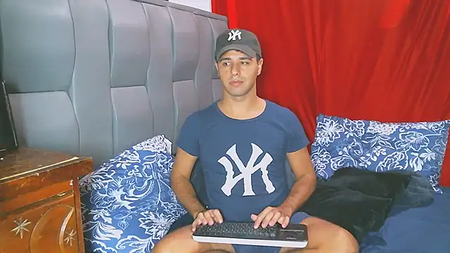 Snapshot of beautiful_james chatting on December 4, 12:19 am beautiful james online show from December 4, 12:19 am