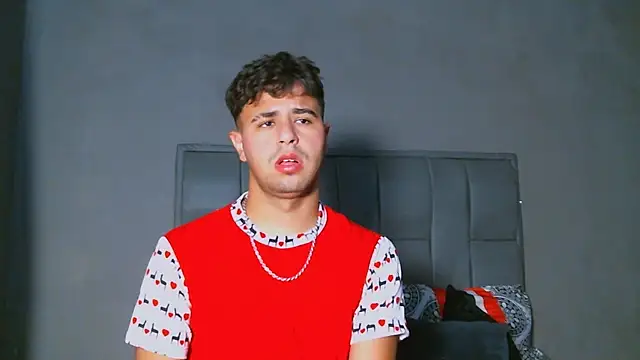 Snapshot of beautiful_james chatting on January 24, 4:39 pm beautiful james online show from January 24, 4:39 pm