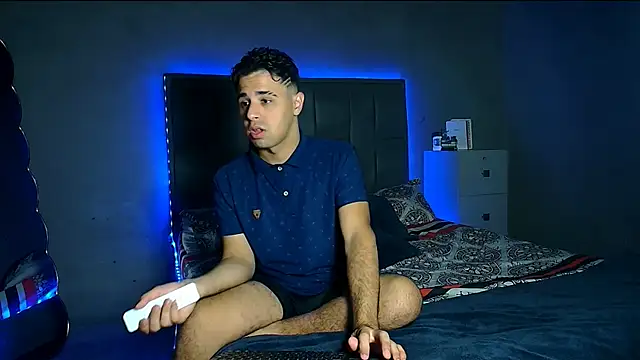 Snapshot of beautiful_james chatting on December 18, 10:49 pm beautiful james online show from December 18, 10:49 pm