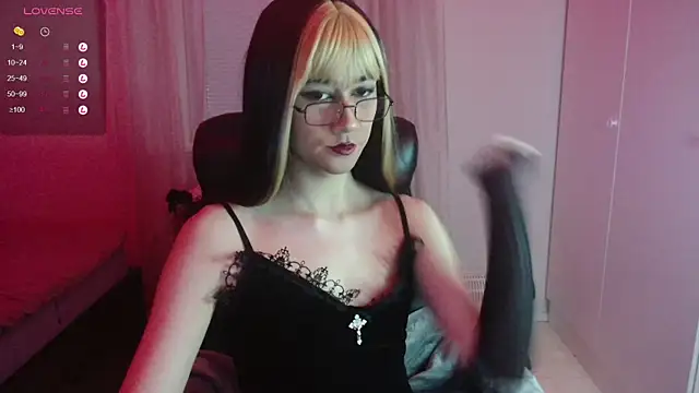 Snapshot of lewd_pillows chatting on December 18, 7:41 pm lewd pillows online show from December 18, 7:41 pm