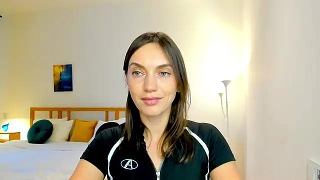 Snapshot of LovelyeeMia chatting on December 2, 10:18 am LovelyeeMia online show from December 2, 10:18 am