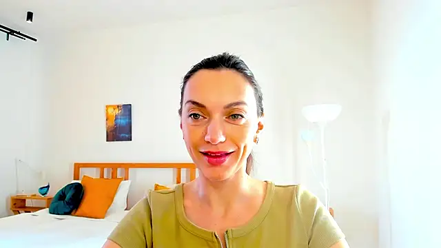 Snapshot of LovelyeeMia chatting on December 14, 6:35 am LovelyeeMia online show from December 14, 6:35 am