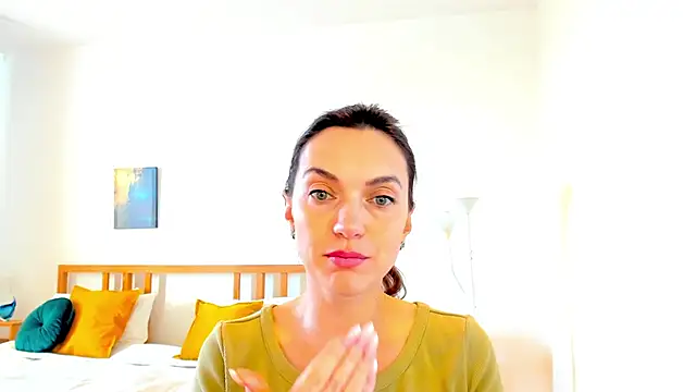 Snapshot of LovelyeeMia chatting on December 14, 9:40 am LovelyeeMia online show from December 14, 9:40 am