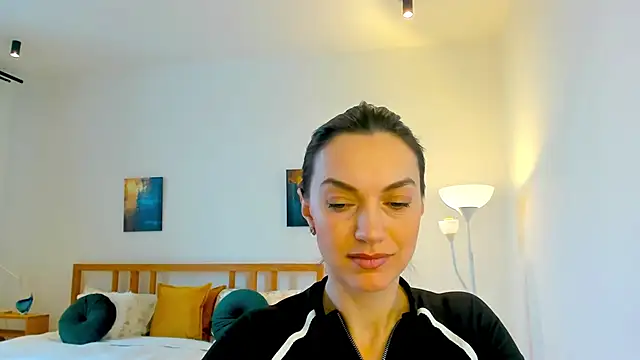 Snapshot of LovelyeeMia chatting on December 16, 7:58 am LovelyeeMia online show from December 16, 7:58 am