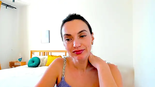 Snapshot of LovelyeeMia chatting on December 17, 11:17 am LovelyeeMia online show from December 17, 11:17 am