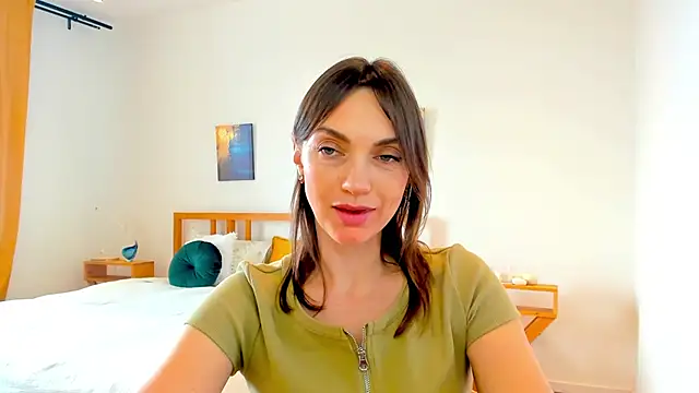 Snapshot of LovelyeeMia chatting on December 18, 9:14 am LovelyeeMia online show from December 18, 9:14 am