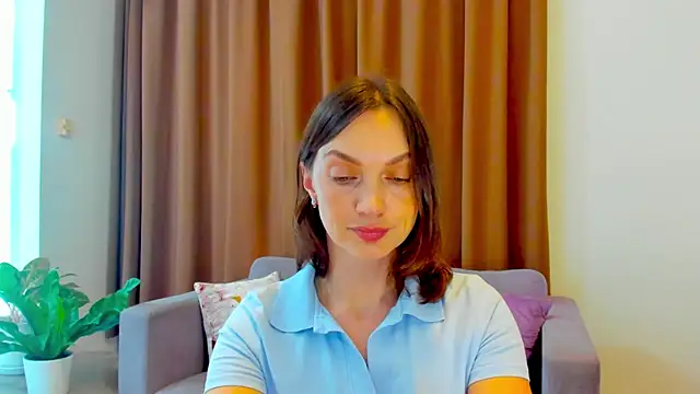 Snapshot of LovelyeeMia chatting on November 13, 8:02 am LovelyeeMia online show from November 13, 8:02 am