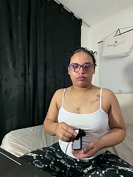 Snapshot of angela_angels_ chatting on May 17, 4:21 am angela angels online show from May 17, 4:21 am