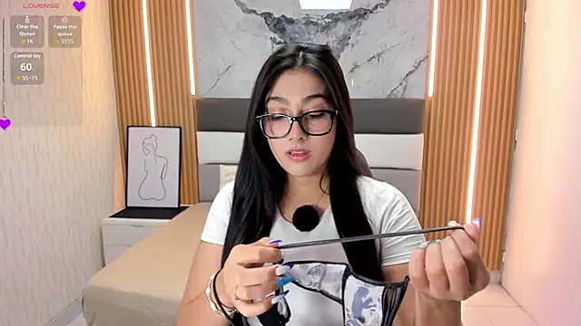 Snapshot of Alyssapark chatting on November 19, 7:14 pm Alyssapark online show from November 19, 7:14 pm