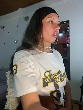 Snapshot of Andi9_ chatting on December 28, 2:43 am Andi9 online show from December 28, 2:43 am