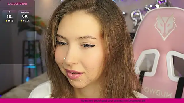 Snapshot of LinaSiren chatting on December 8, 6:33 am LinaSiren online show from December 8, 6:33 am