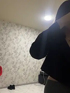 Snapshot of viviandaimond1 chatting on December 13, 7:32 pm viviandaimond1 online show from December 13, 7:32 pm