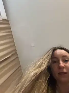 Snapshot of viviandaimond1 chatting on February 4, 10:45 pm viviandaimond1 online show from February 4, 10:45 pm