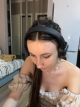 Snapshot of viviandaimond1 chatting on February 6, 9:06 pm viviandaimond1 online show from February 6, 9:06 pm