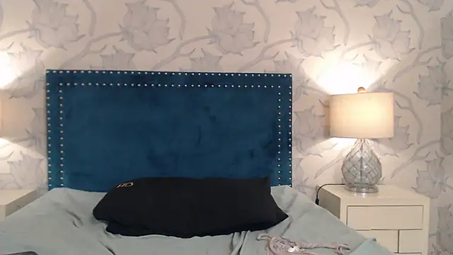 Snapshot of Aleja_gh1 chatting on February 2, 1:55 am Aleja gh1 online show from February 2, 1:55 am